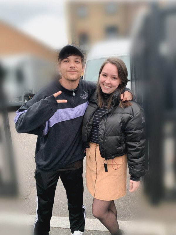 Louis with fans today! (9/9/19)