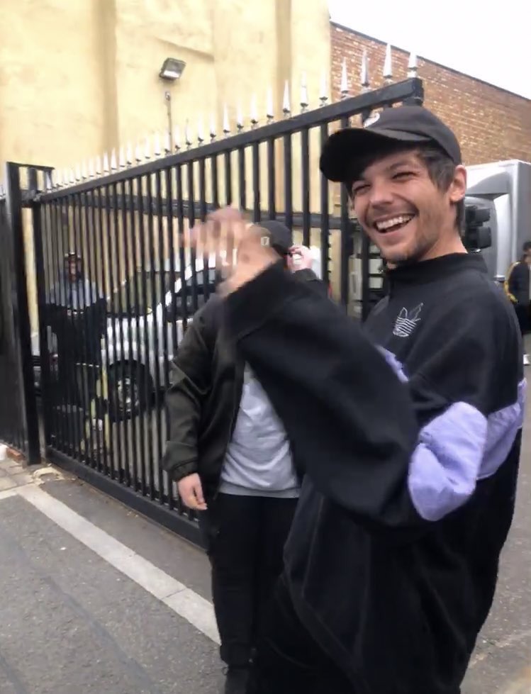 Louis while meeting fans today! (9/9/19)