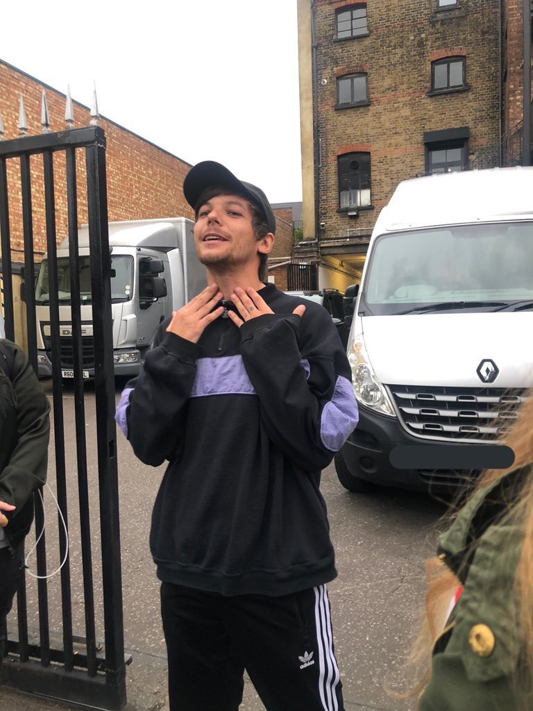Louis while meeting fans today! (9/9/19)