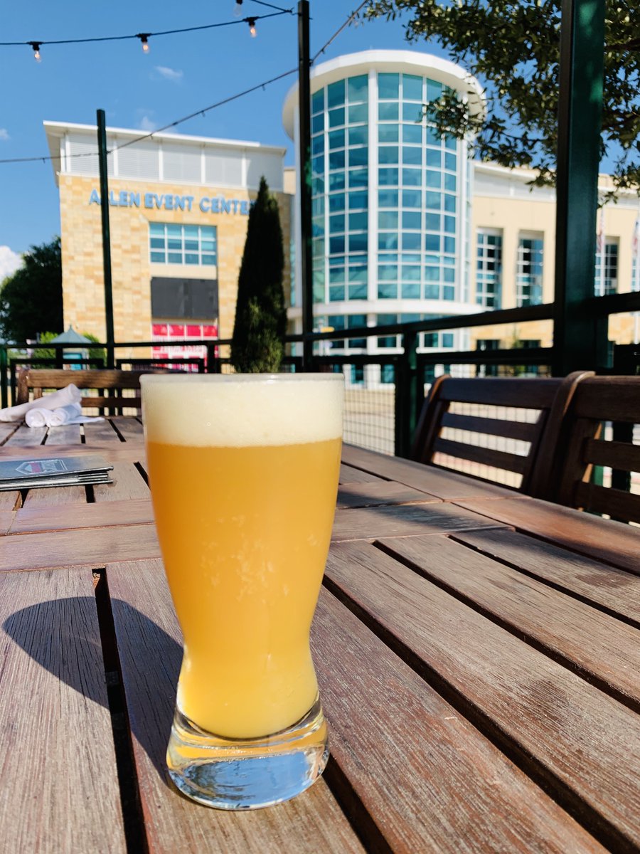 Let’s get a little Hazy this Monday with an Offshoot Retreat Hazy IPA 👍 #offshootbrewing #ipa #ipas #craftbeer #allenfoodie #dallasfoodie #drinklocal #dallascraftbeer #localtavern #kellysatthevillage