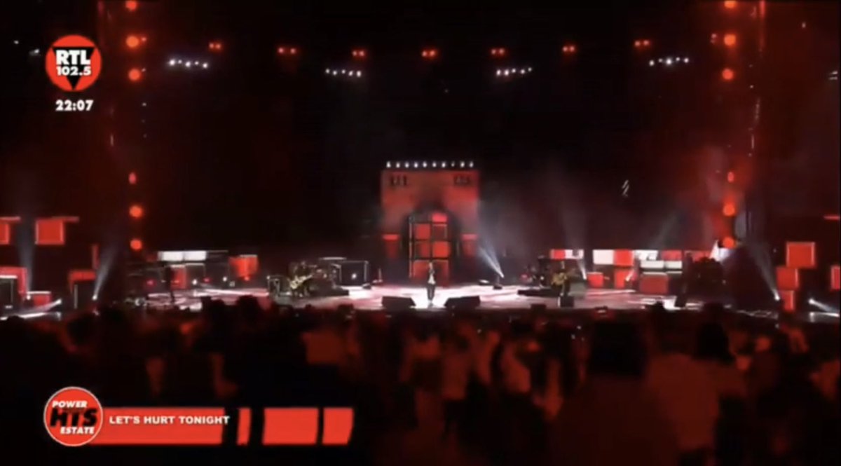 11Calcio11's tweet photo. Always blown away by how powerful #LetsHurtTonight is. 🎶 Absolutely amazing ❤️ @OneRepublic @RyanTedder #PowerHitsEstate2019 https://t.co/fWRxEbvPQK