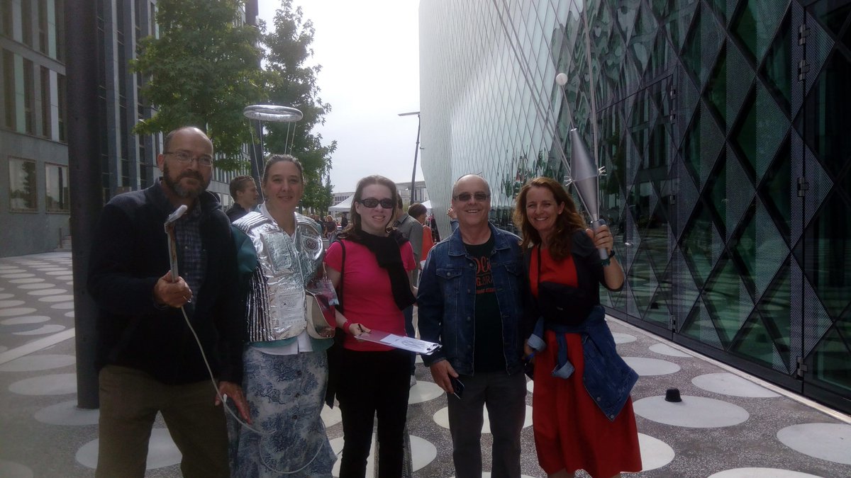 Visionautik's tweet photo. Wie werden wir in #Zukunft leben? Mit 2 Zeitreiseteams haben Boris+Jutta Goldammer von den Visionauten bei der Eröffnung des #Futurium Menschen aus der Zukunft dazu befragt. Danke an Bundesministerin für Zukunft und Entwicklung ;-) Hüttner  für spannende Einsichten+Gespräche! https://t.co/6YRwP3koxG