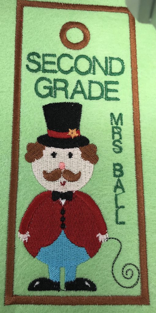 MrsBall87's tweet photo. Today my mom (classroom nana) showed up and gave each one of my students a gift she made ❤️💜@sayreschools #avidreaders # loveclassroomnanas https://t.co/u0K9hADaEI