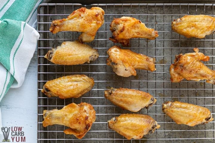 Chicken wings are an easy dinner idea! And if you love the taste of salt and vinegar, you'll love this recipe.

lowcarbyum.com/salt-and-vineg…
