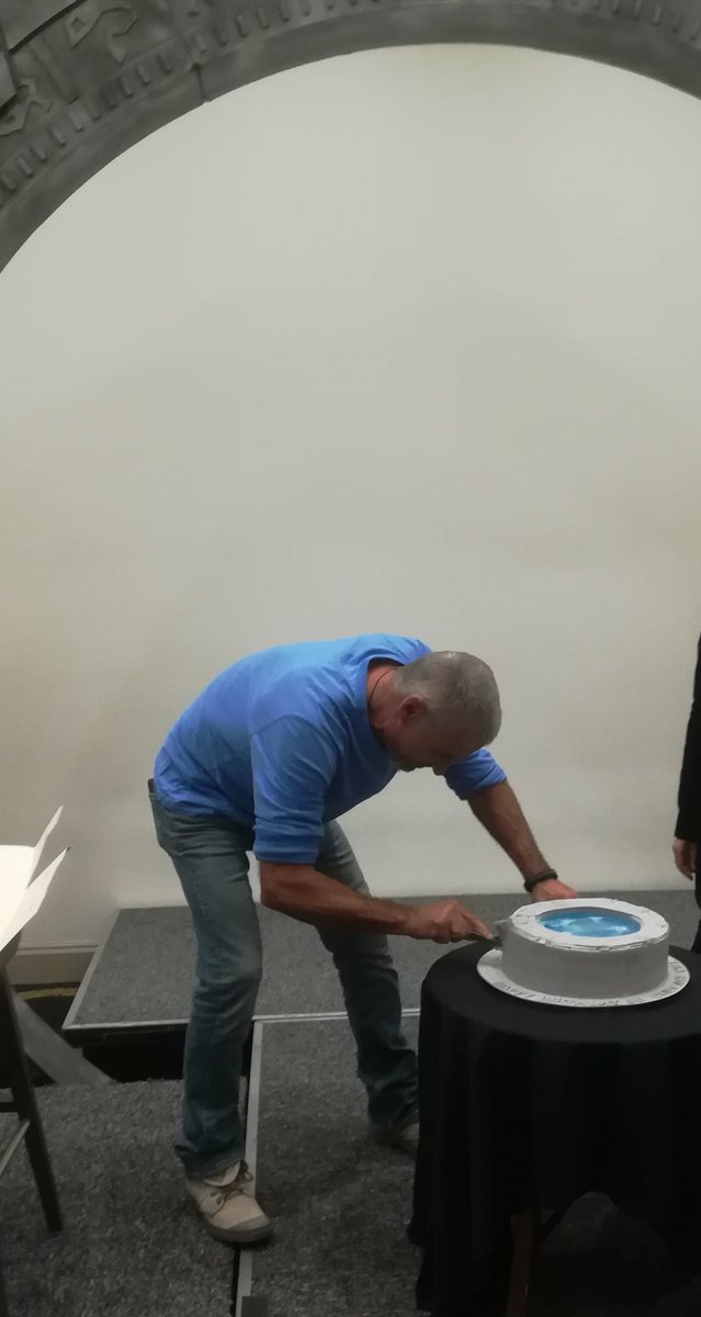 Derg1978's tweet photo. Cliff on stage and cake #CalMah2 https://t.co/3myMXXu0e0