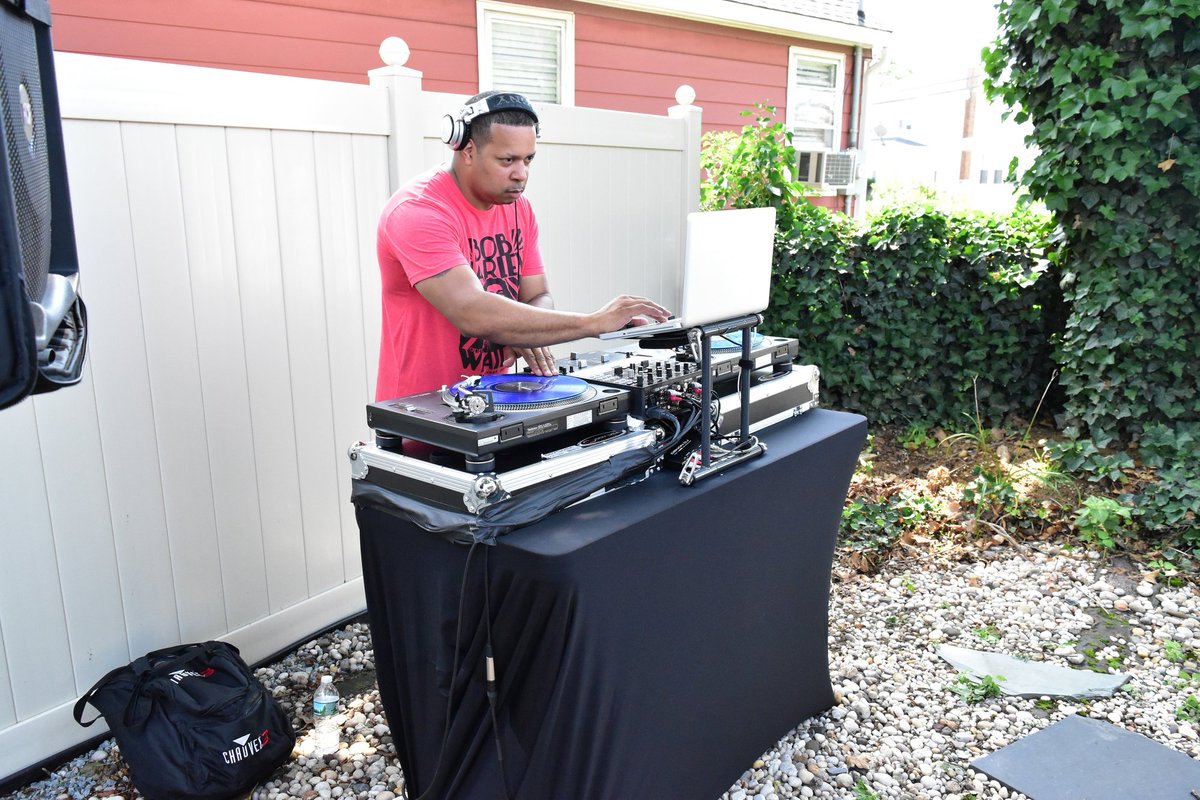 HeadTracksEnt's tweet photo. Big up to my  homie  @djraous always spinning and winning @headtracks_ent !!!!!

#dj  #vinyl #collector #vibes https://t.co/C7pxpQxPHZ