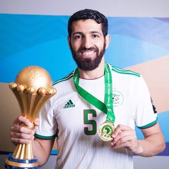 derradjihafid's tweet photo. وداعا رفيق.. 
يا حليش.. يا حليش.. يا حليش.. رافقتك بارفيق في أجمل أيام المنتخب الجزائري، 
عشنا معك أيام رائعة يا حليش.. 
شكرا على كل لحظة جميلة أيها المبدع المتميز الخلوق.
وداعا قلب الأسد.. https://t.co/2CQwIAu3i3