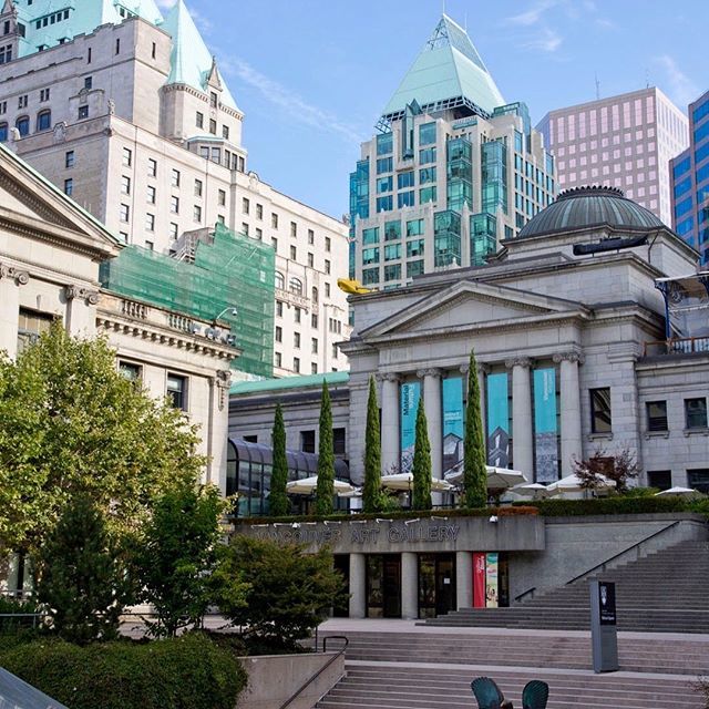 LaurieCarter_EC's tweet photo. Vancouver Art Gallery with Hotel Vancouver behind left. 
When Emily Carr lived in Vancouver 1906-1910; 1911-1913, the art gallery was still the provincial courts building and this iteration of the hotel was a big vacant lot. Now the VAG holds the bulk of… https://t.co/ptuhKoFAhO https://t.co/Vykpnmn61O