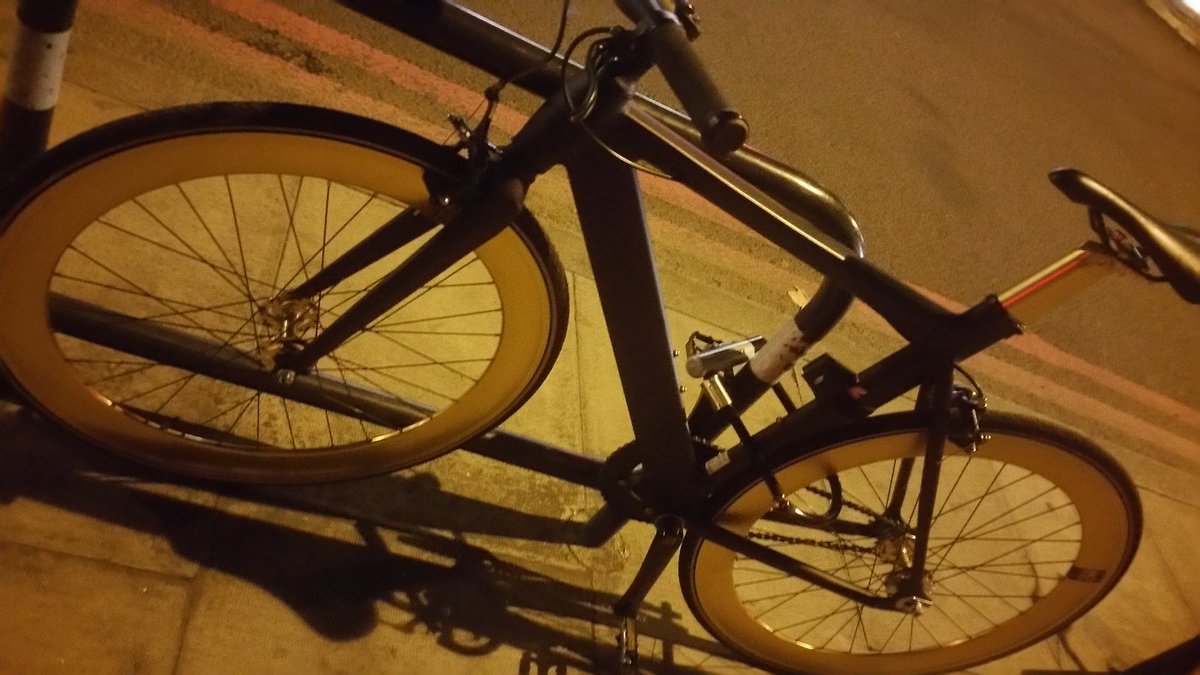 BriarAdams's tweet photo. Trying to help the owner of this bicycle avoid coming back to find it stolen... #bike #bicycle #london #thieves #anglegrinder #tryagain #sawnoff #locked #theft #crime #prevention @metpoliceuk @CityLonPolice @MayorofLondon https://t.co/y14fwDi89e