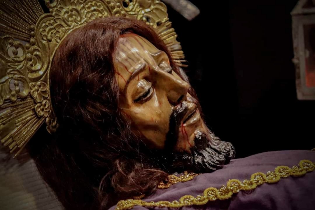 OhDivinoMaestro's tweet photo. MI ALMA ESTÁ TRISTE HASTA LA MUERTE, PERO QUE NO SEA COMO YO QUIERO SINO COMO QUIERAS TÚ...

JESÚS EMPEZO A ENTRISTECERSE Y A SENTIR ANGUSTIA, ENTONCES LES DIJO: MI ALMA ESTÁ MUY TRISTE HASTA LA MUERTE, QUEDAOS AQUÍ Y VELAD CONMIGO.

@OhDivinoMaestro 
@colochodesanfe 
@JesusSdSF https://t.co/b9Kp2yE7fF