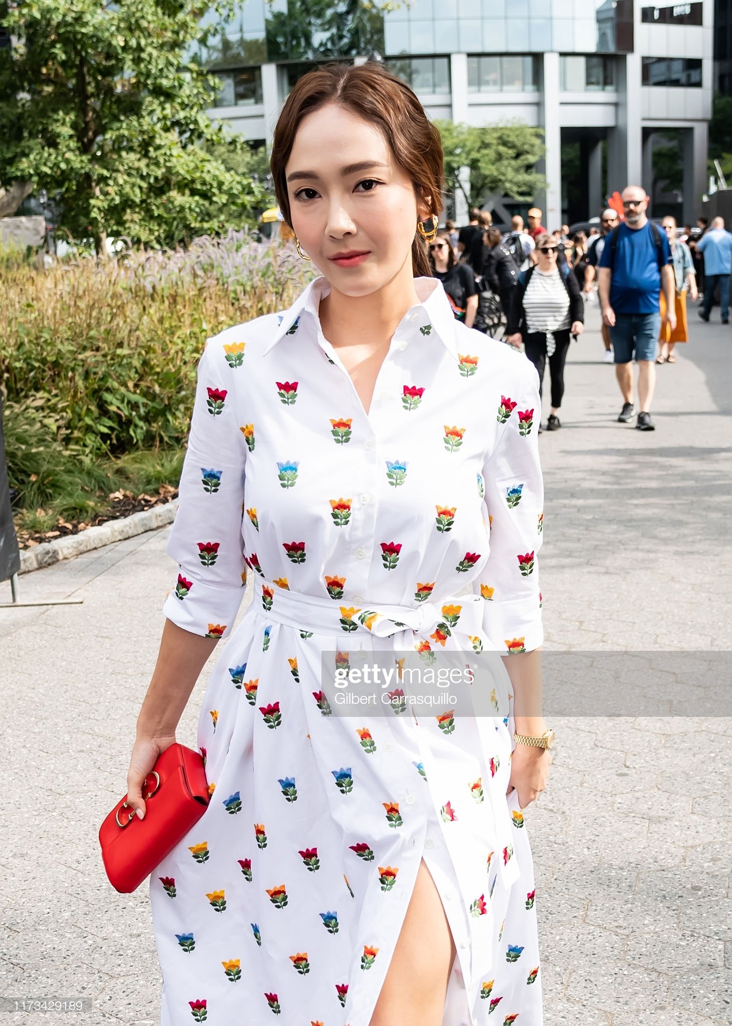 jsy fashion on X: 190211 Jessica Jung @ Carolina Herrera Fall 2019 Runway  Show, #NYFW BLANC & ECLARE: Minimal iPhone Case, $49   HERMÈS: Kelly Mini Bag (Black), $22,150 CAROLINA  HERRERA: Dress