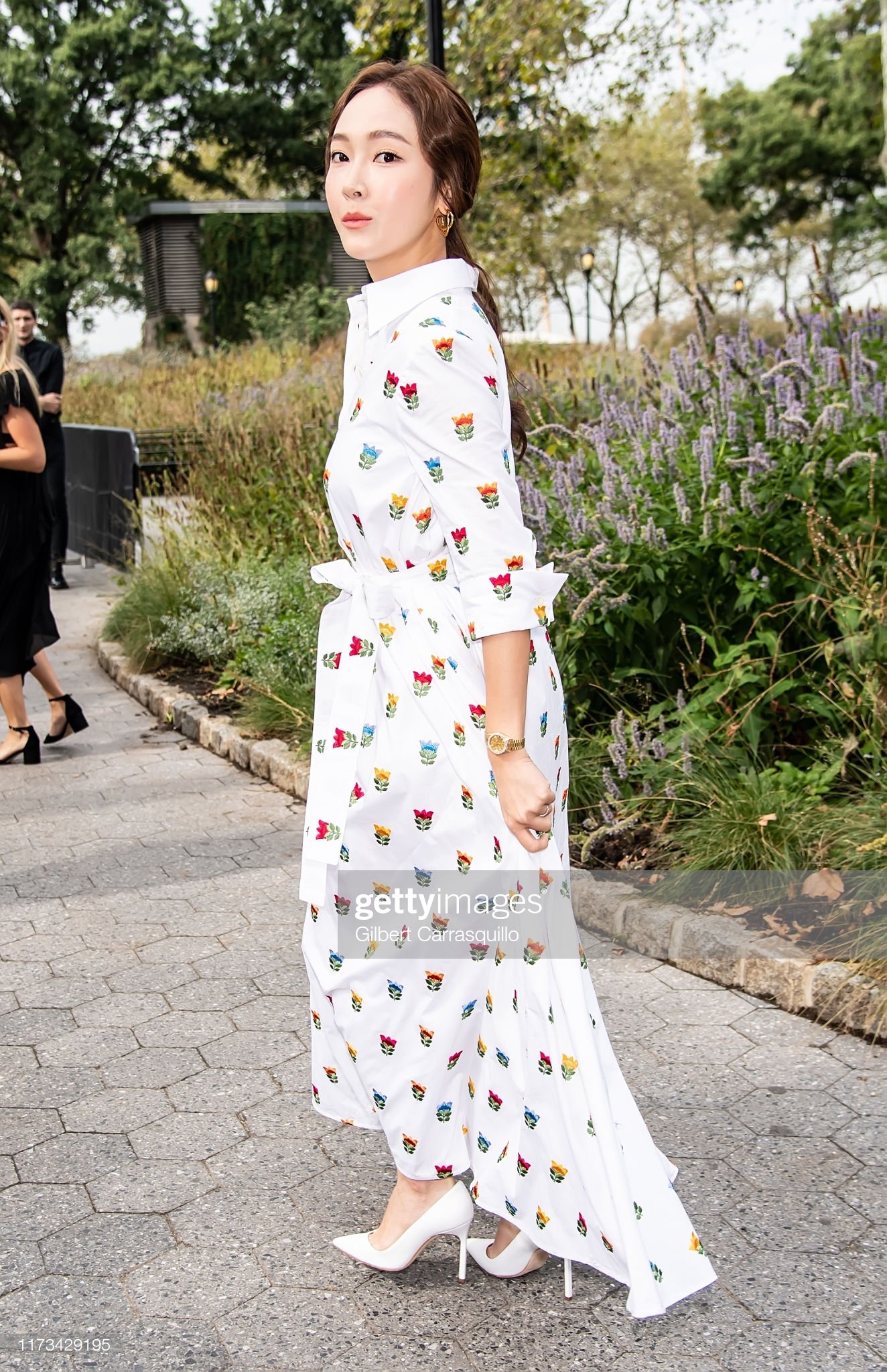 jsy fashion on X: 190211 Jessica Jung @ Carolina Herrera Fall 2019 Runway  Show, #NYFW BLANC & ECLARE: Minimal iPhone Case, $49   HERMÈS: Kelly Mini Bag (Black), $22,150 CAROLINA  HERRERA: Dress