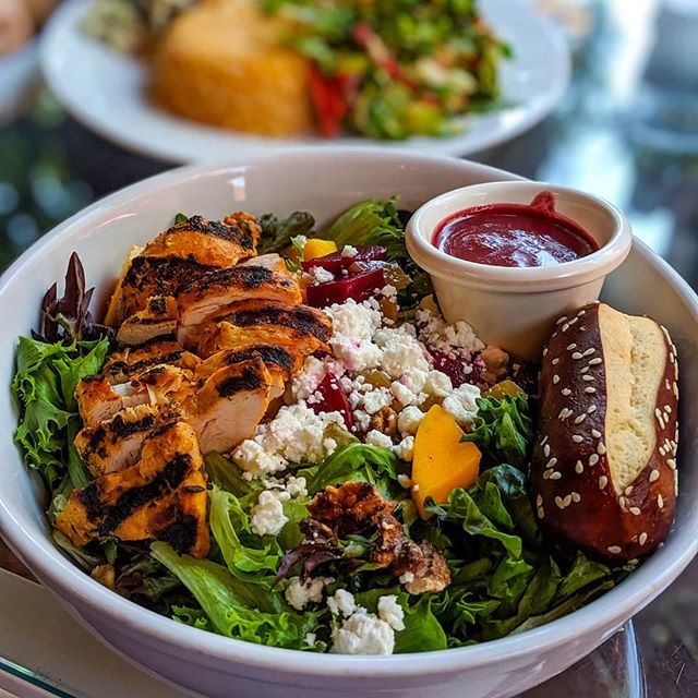 RestaurantHopLA's tweet photo. Life is all about balance. Even I eat salads once in a while @aromacoffeeandtea in Studio City. Let's see if this picture of salad can get as many likes as a cheeseburger 🤣

#RHLA #aromacafe #beetsalad #salad #studiocity https://t.co/3saQjDYqjJ https://t.co/zx64H4M6Ok
