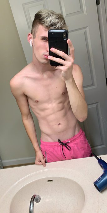 My signature pose https://t.co/sPCDpUK3CM