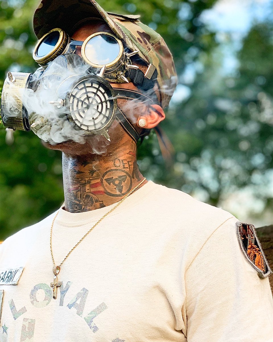 Official5Starrr's tweet photo. When Da 5moke Clears 💨 I Remain Da Same 🤲🏽

#DoILookFamiliar #GasBag5 #DrillSergeant5 #LoyalGangBoii 💣 https://t.co/mPJInND7De