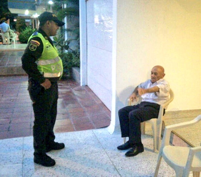 PoliciaDeCesar's tweet photo. Nuestro grupo de #PrevenciónCiudadana realizó, campañas de prevención contra el hurto a residencias y personas en el barrio #Novalito de #Valledupar #TodosContraElHurto #TodosContraElHomicidio https://t.co/ihOui8PDiR
