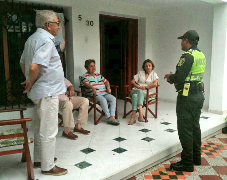 PoliciaDeCesar's tweet photo. Nuestro grupo de #PrevenciónCiudadana realizó, campañas de prevención contra el hurto a residencias y personas en el barrio #Novalito de #Valledupar #TodosContraElHurto #TodosContraElHomicidio https://t.co/ihOui8PDiR