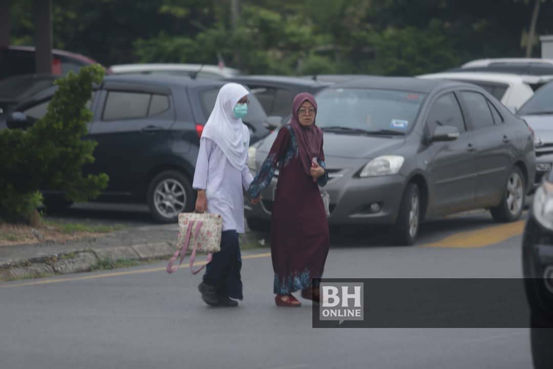 bharianmy's tweet photo. PELAJAR sekolah menggunakan penutup hidung dan mulut disebabkan jerebu ketika membuat persediaan akhir sebelum menduduki kertas Matematik UPSR di Sekolah  Kebangsaan (SK) Green Road Kuching. - Foto Mohd Radzi Bujang https://t.co/ULSn2Z5T9b