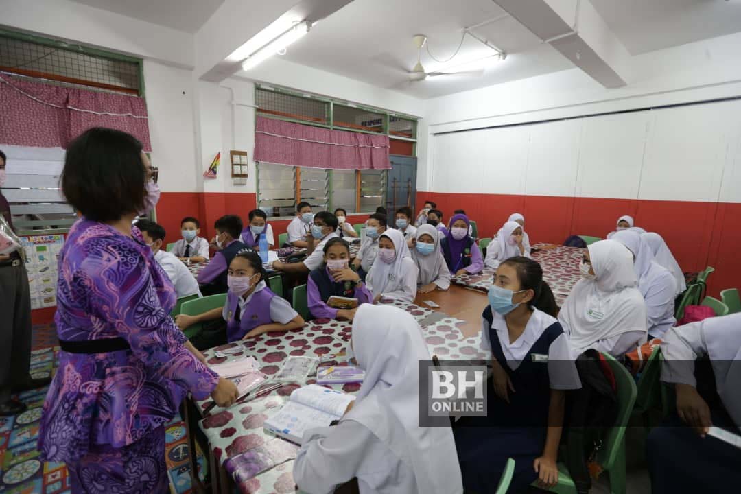 bharianmy's tweet photo. PELAJAR sekolah menggunakan penutup hidung dan mulut disebabkan jerebu ketika membuat persediaan akhir sebelum menduduki kertas Matematik UPSR di Sekolah  Kebangsaan (SK) Green Road Kuching. - Foto Mohd Radzi Bujang https://t.co/ULSn2Z5T9b
