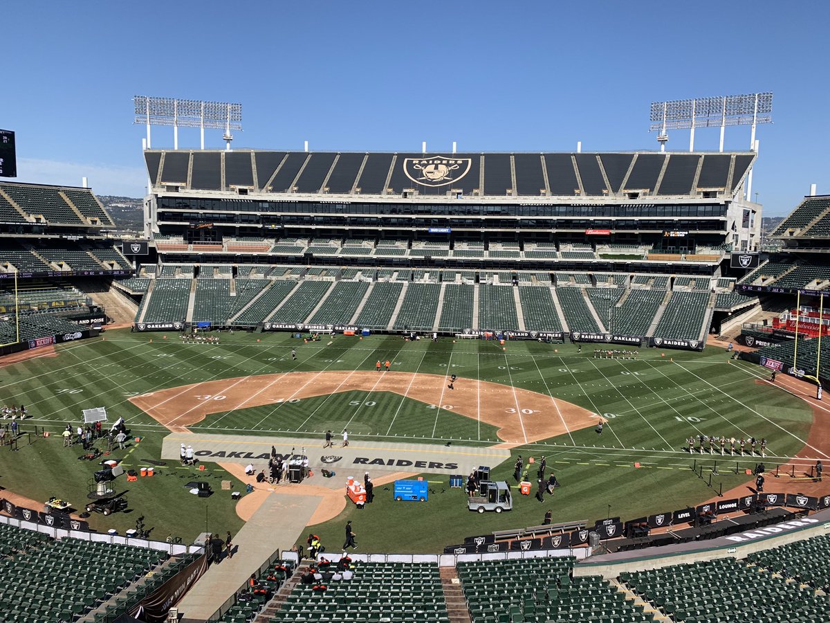 dawgaholic91's tweet photo. It is 2019, and there is still professional football being played on a baseball infield.
#justmovebaby https://t.co/oihF9gNxJj