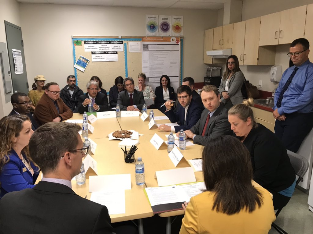 Après la visite de l’établissement, la présidente du conseil d’école de <a href="/ecole_CDT/">École C.D.-Tardif</a> Karine Gervais-Thorson présente les défis liés au succès (croissance) de l’école à la ministre <a href="/AdrianaLaGrange/">Adriana LaGrange</a>. Le ministre <a href="/nateglubish/">Nate Glubish</a> l’accompagne. Présence de la ville et députés aussi. #frab