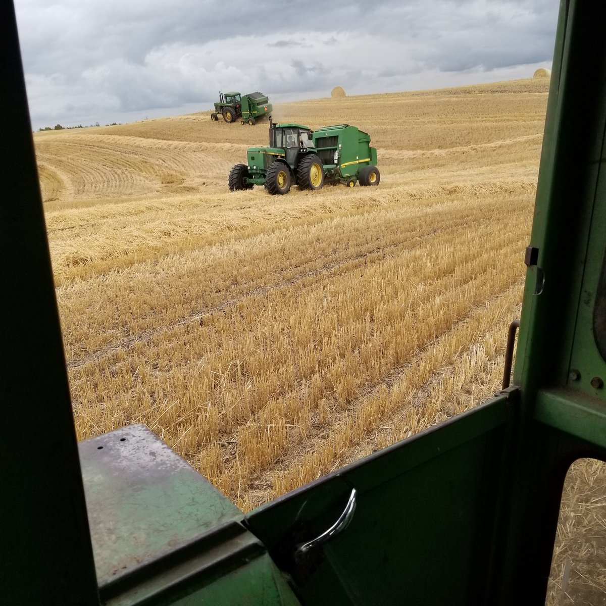 HaystinH's tweet photo. Busy day baling straw before the rain. Lots of green and yellow in this field. #harvest2019 https://t.co/WKM7KQbyBQ