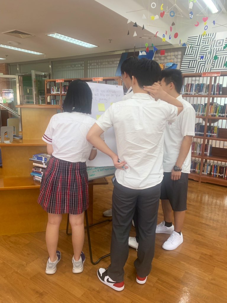 G11 #IBDP students had their 1st Extended Essay class. They answered questions like “What do you already know about EE?” &amp; “What EE skills do you already have?” They also expressed eagerness and anxieties with “Burning Questions 🔥” to break the ice #myCISB #reflection #IBLearner