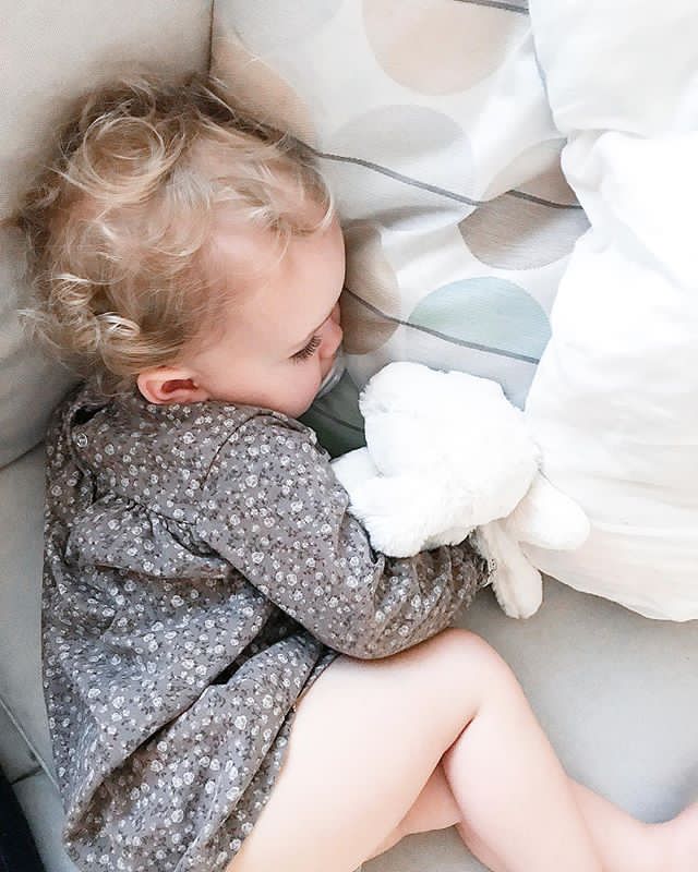 JeanHVSC's tweet photo. Ahora la enana se canso tanto de jugar con el tio @_VladRavenel que cayo rendida😍💕 https://t.co/7B5pHeFq1M
