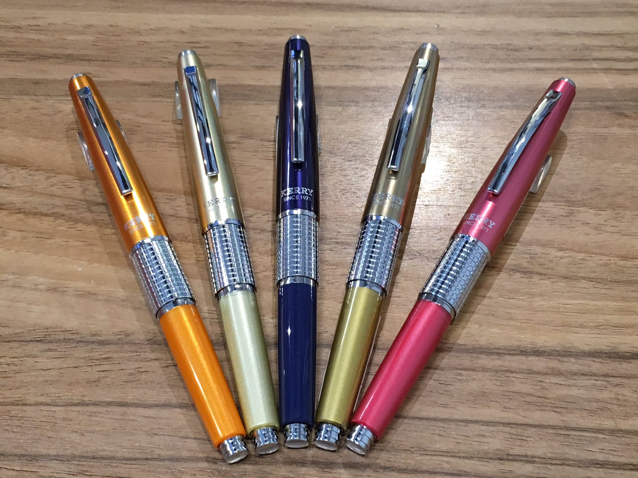 ギフショナリーデルタ 本日のシャーペン情報 ケリーの限定色ネイビーが入荷しました シンプルでシルバーとの相性が良いですね 今なら他の色もございますよ ケリー ネイビー 2 000 税別 文房具 Bungu シャープペンシル Kerry T Co
