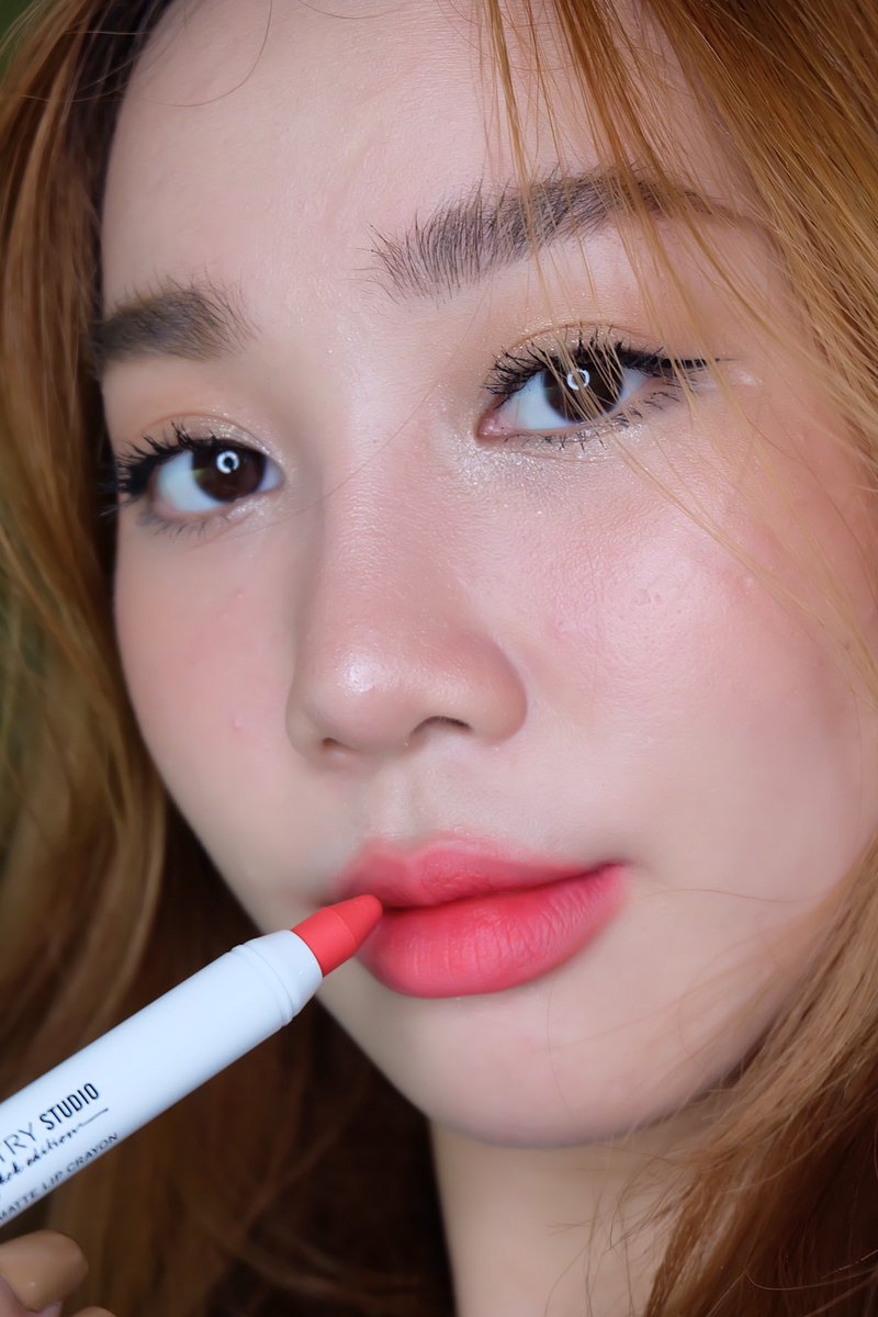 Susancherd's tweet photo. ยกให้เป็น ลิปแมท2in1 สีที่หยิบใช้ทุกวันแล้วตอนนี้!! #SunsetGoddess
ตอนแรกเห็นรีวิวเป็นสีส้ม แต่พอทาจริง คือไม่ส้มขนาดนั้นอ่ะ มันเห็นตามภาพเลย คือหน้าแจ่มมาก ละมุนละก็ฟันไม่เหลือง งงอ่าแม่!! แนะนำค่ะ #ไว้รีวิวห้ามขายของโว้ยย #howtobeauty #artistrystudiobkk #artistrythailand https://t.co/vqQPfE1CJ9