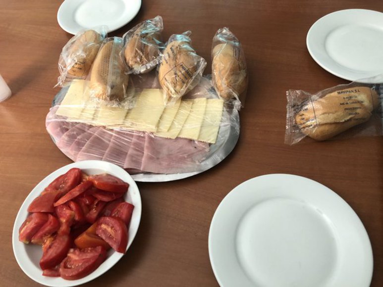 😷 Mensaje viral de un médico del Hospital de Salamanca, que lamenta la comida que les dan.

bit.ly/2NUP4V0

<a href="/SanidadEnLucha/">Sanidad En Lucha</a> <a href="/hospEATal/">HospEATal</a> <a href="/Midietacojea/">Aitor Sánchez García</a>