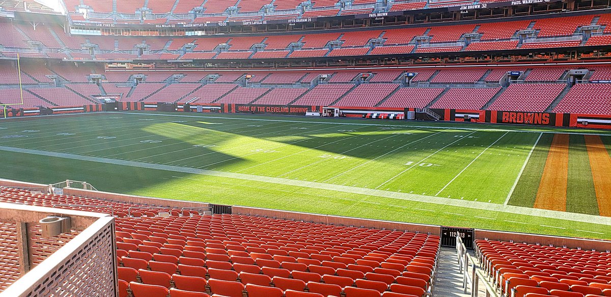 CouponingRachel's tweet photo. Hello there, gorgeous!! It's always quite a sight to see @FEStadium! Tonight we helped support the @CleFoodBank at the annual #TasteoftheBrowns event! Every dollar raised provides 4 meals for families in our area!
#ad #CLEFoodBank #ClevelandBrowns https://t.co/SE7T8MeiSr