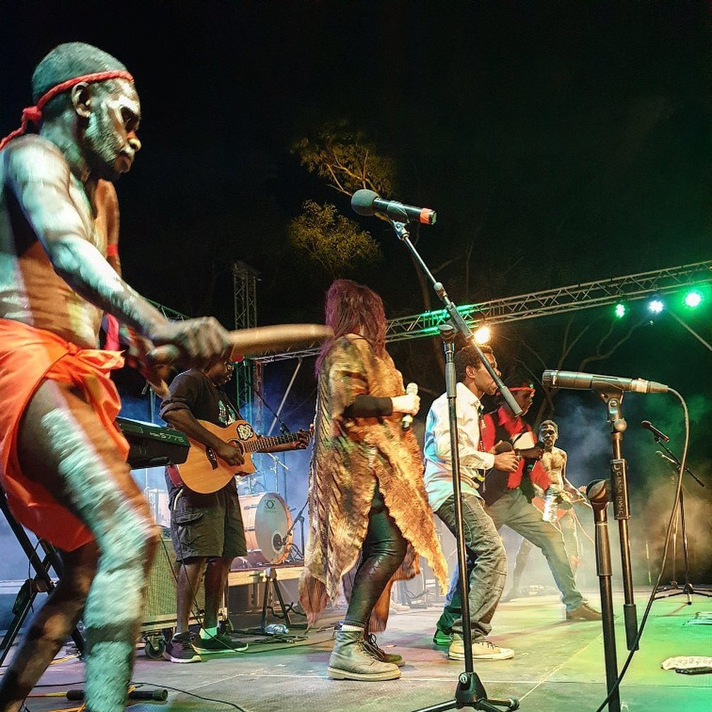dallasfrasca's tweet photo. What a week #BushBandsBash!
The country, the people, the music, the everything!
Txs @musicnt for having me, to all the bands & mad props to the organisers.
Was an honour to join the stage with the Eylandt Boys again ❤️
Shoutouts to Shellie Morris, Barry Morgan & Drew Goddard. https://t.co/DTmbwu925e