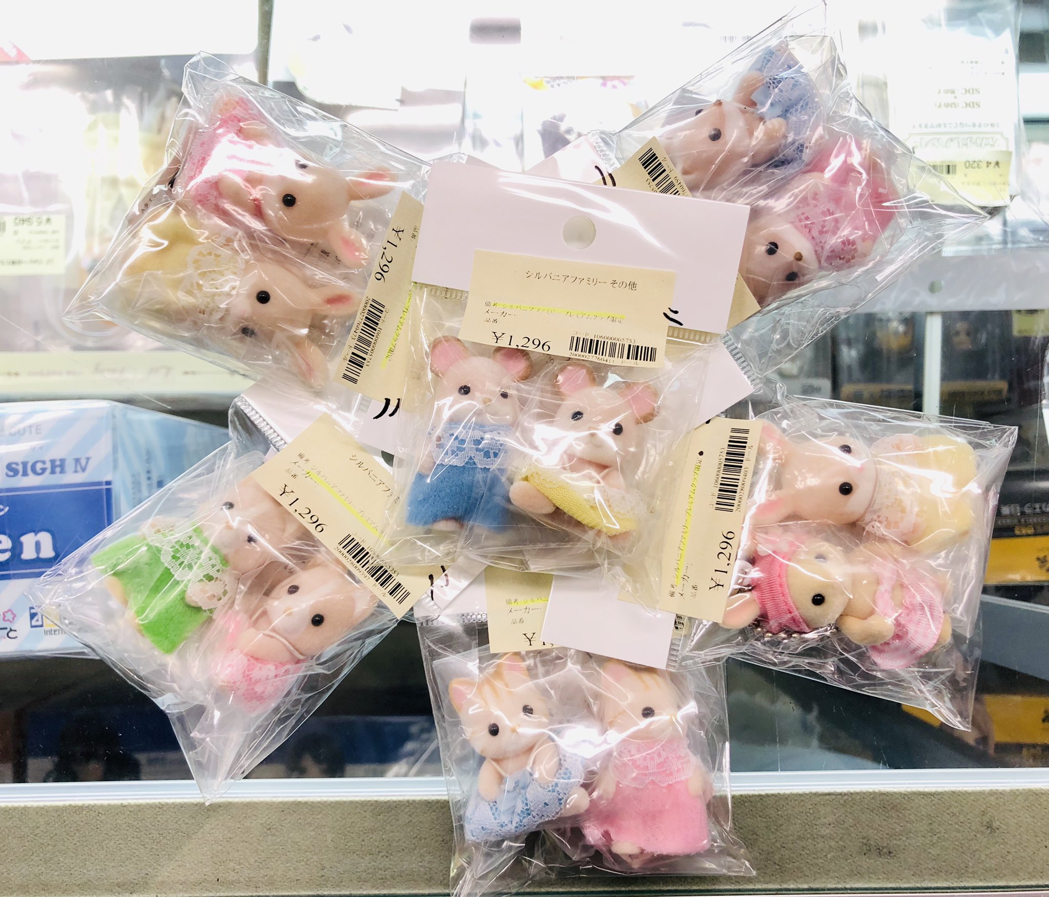 大阪日本橋ジャングル Jungle ジャングル大阪店には シルバニアファミリーの赤ちゃんたちがいてます そこにいるだけの 癒し効果が絶大 鞄に1匹忍び込ませるだけで社会の荒波にも耐えれます 今からでも遅くない シルバニアファミリー沼の出発にぜひ