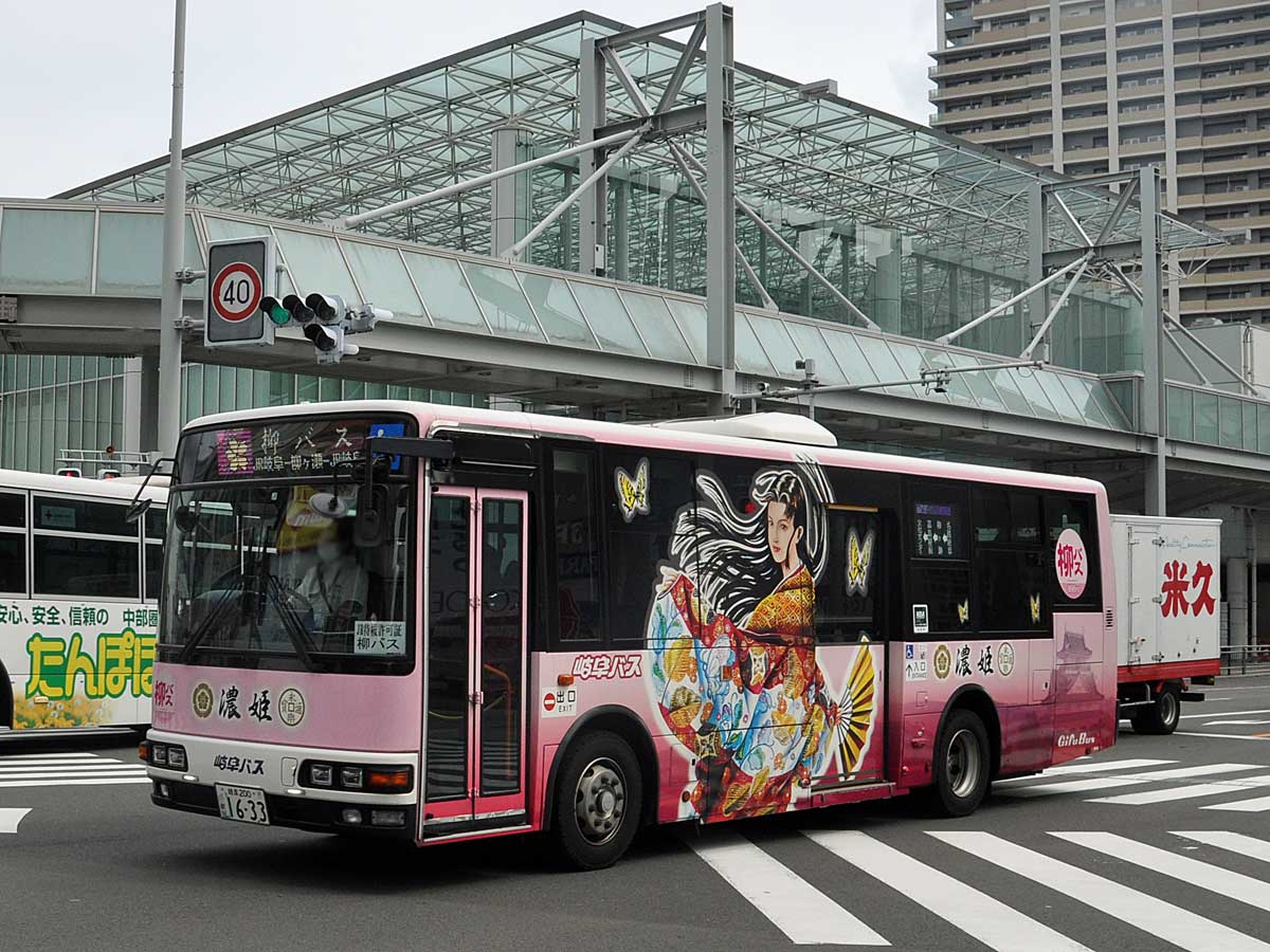 予備車 Twitterissa 岐阜バス 岐阜0か1633 岐南 19 07 01 岐阜バスの 柳バス 専用車の 濃姫バス 外装は派手ですが 内装も豪華です 歴代の 柳バス はポンチョ 乗り心地は雲泥の差