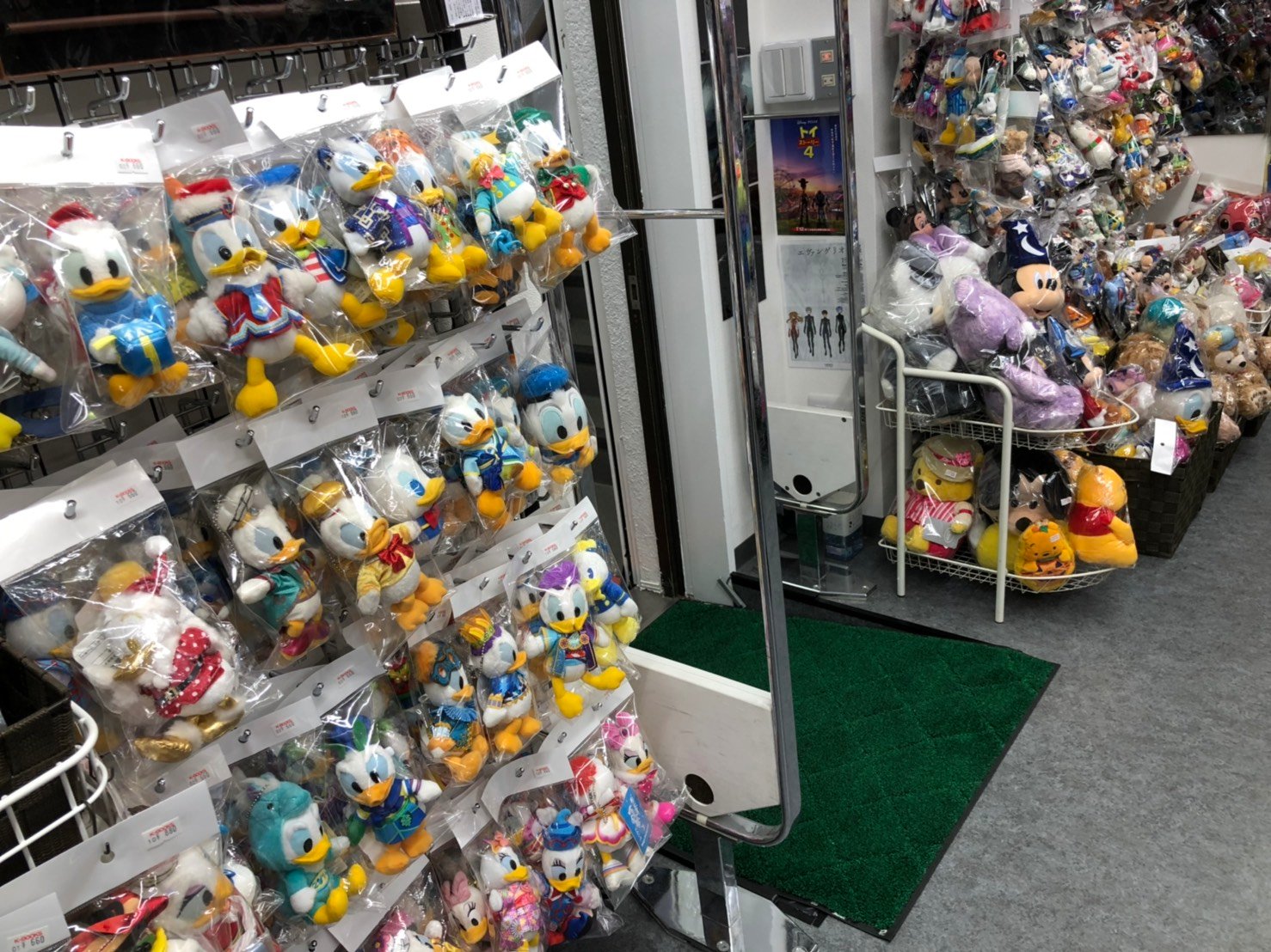 K Books 芸能館 ディズニー コーナー また新しい仲間が増えてます 池袋最大の ぬいバ コーナーは圧巻すぎて写真に納まりません ディズニーグッズ大充実でお待ちしております Kbooks 池袋 映画 シネマ ムービー サンシャイン Disney T