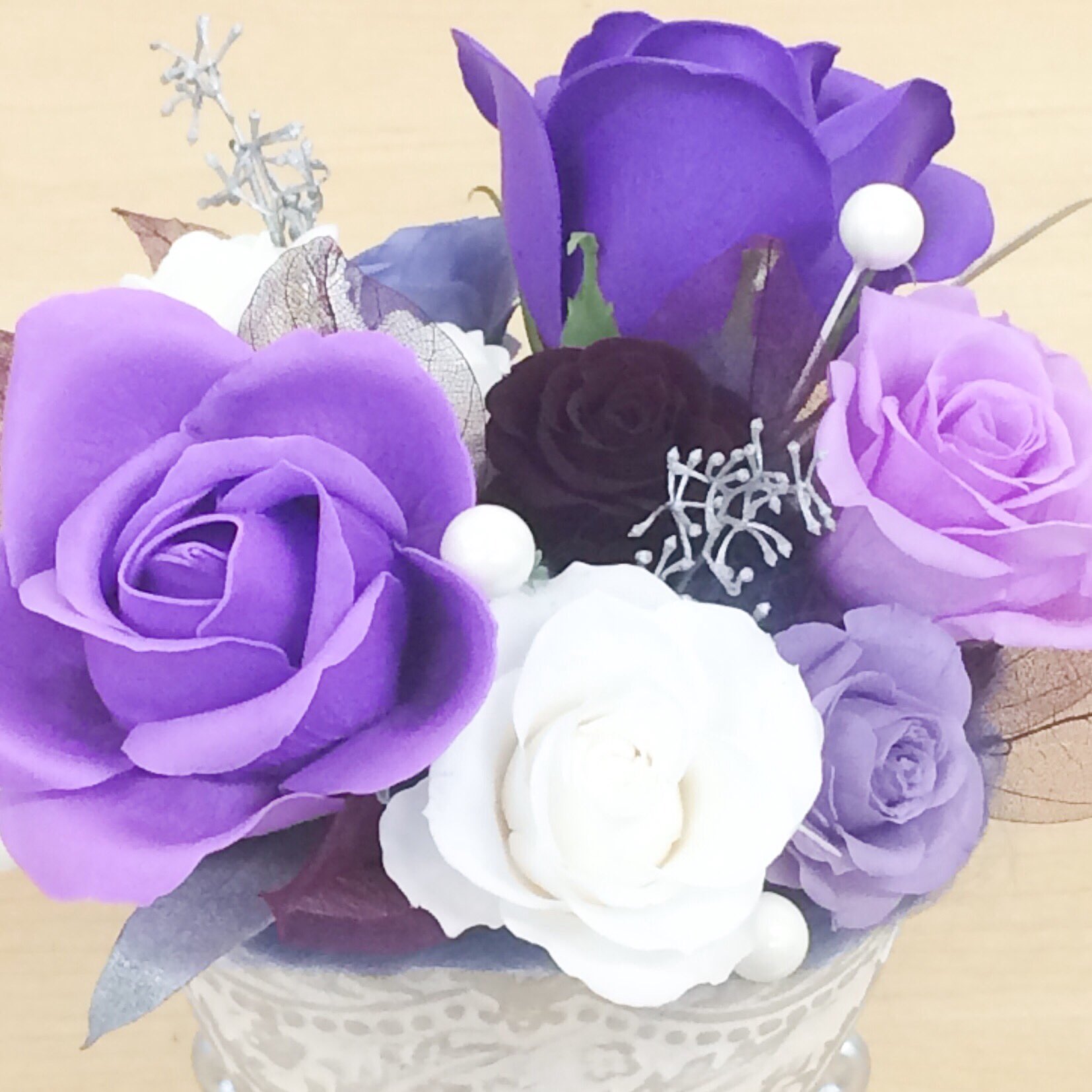 Hanabatatabata 紫の薔薇のソープフラワー２輪をメインにしたアレンジメントです ソープフラワーは文字通り石鹸素材のお花で 美しさと香りを楽しむことができます 癒しの空間にぴったりですね 紫の薔薇の花言葉は 誇り 気品 です 薔薇 ソープ