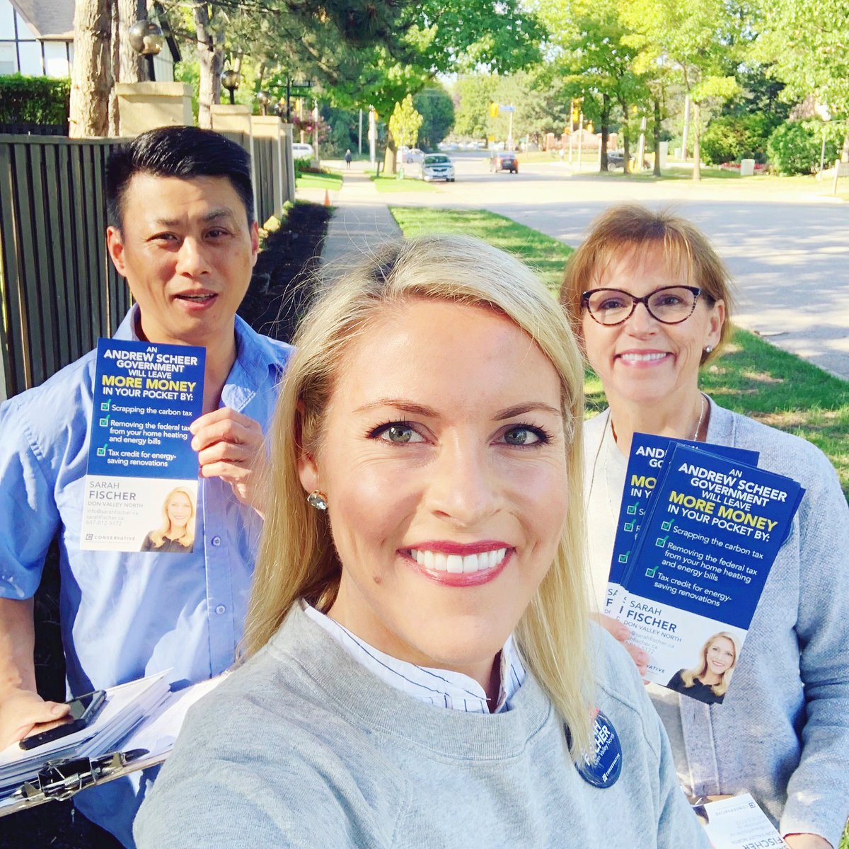 SarahFischer__'s tweet photo. Canvassing today made me giddy! The @CPC_HQ support is growing, especially among former Liberals. People are realizing more and more that Justin Trudeau is #NotAsAdvertized. #VictoryIsKnocking #DonValleyNorth #cdnpoli #elxn43 #scheermomentum https://t.co/eeOvbK2n6f