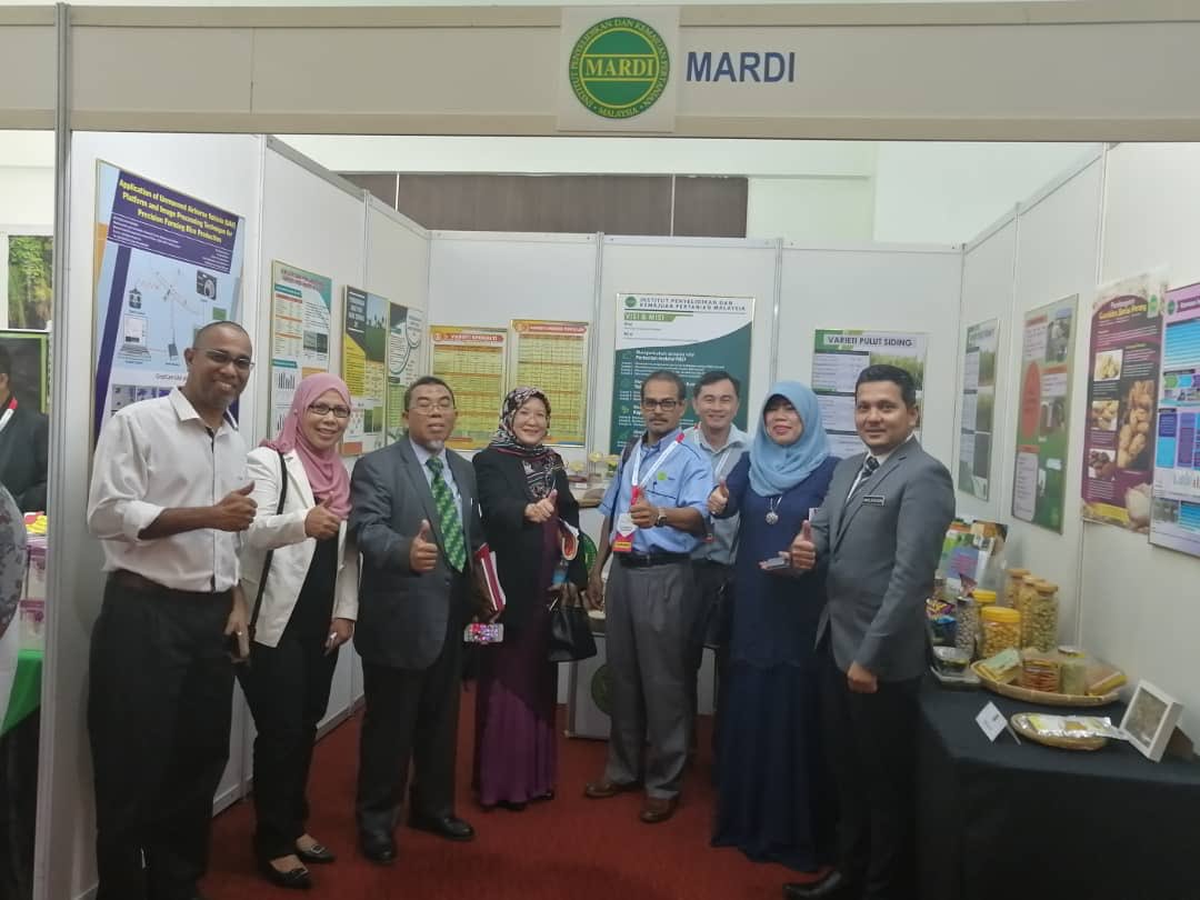KamariahLong's tweet photo. Lawatan PM @chedetofficial &amp; @MukhrizMahathir ke booth @mardimalaysia sempena Konvensyen Padi Kebangsaan 2019 di TH Hotel &amp; Convention Centre. https://t.co/OCLq6wWK7P