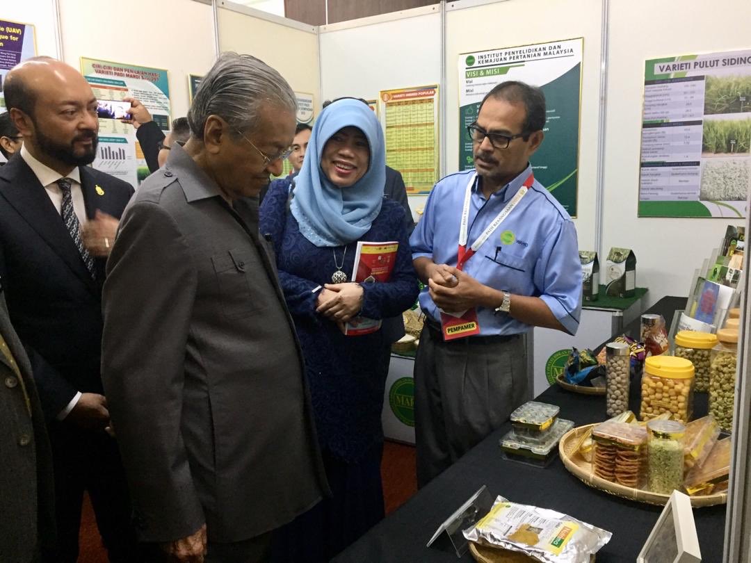 KamariahLong's tweet photo. Lawatan PM @chedetofficial &amp; @MukhrizMahathir ke booth @mardimalaysia sempena Konvensyen Padi Kebangsaan 2019 di TH Hotel &amp; Convention Centre. https://t.co/OCLq6wWK7P