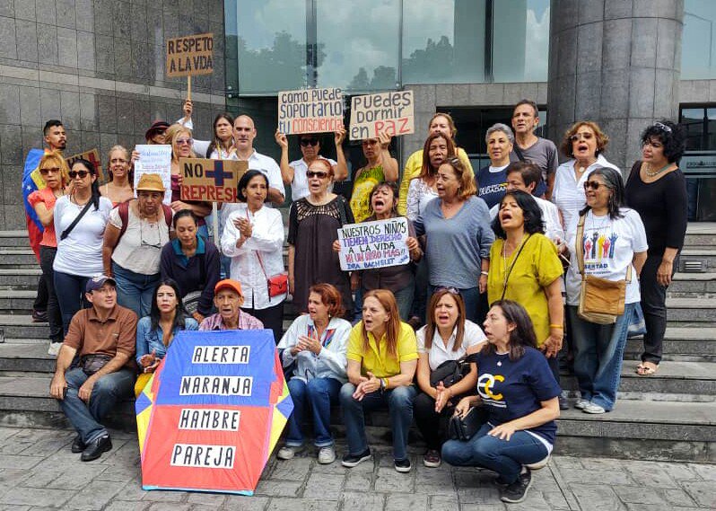 SorayaJPerez's tweet photo. Hoy #9Sep estuvimos Mujeres de Encuentro Ciudadano con el @FteMujeresVzla y la sociedad civil frente a las oficinas del PNUD protestando por la reiterada violación de los DDHH. Sra. @mbachelet exigimos a la @ONU_es una Comisión de Investigación para Vzla #ComisionDDHHYa #HRC42 https://t.co/rG4tq39oY0