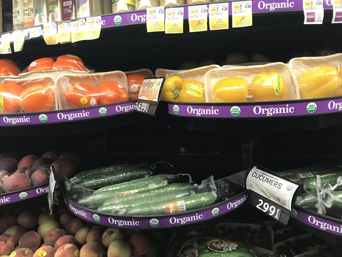 KellyTalksTrash's tweet photo. Even the #organic produce is wrapped in #pointlessplastic π© #WTH @ShopRiteStores?! π€¦πΌββοΈ
#singleuseplastic #singleuse #singleusesucks #shoprite #plasticwaste #waste #pointlessplasticpackaging #wasteful #plasticpollutes #plasticpollution #bansingleuseplastic https://t.co/rOTGmkXBFJ