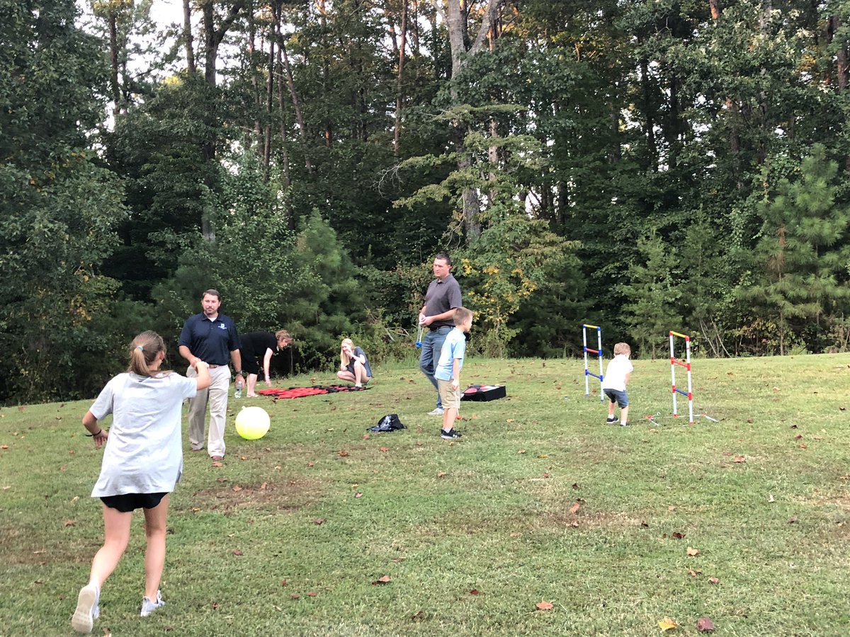 m_cossette's tweet photo. Our Denmark Community Leaders had a fantastic night with our families. Thank you to Highlands Church for hosting! #denmarkcommunitynight #SocialEmotionalLearning @Highlands_tv @FCSchoolsGA @DenmarkHS @PGMSGrizzlies @DeSanaMiddle @BigCreekES @MidwayES @BrandywineES @ShilohPointES https://t.co/9ogwy3nIHg