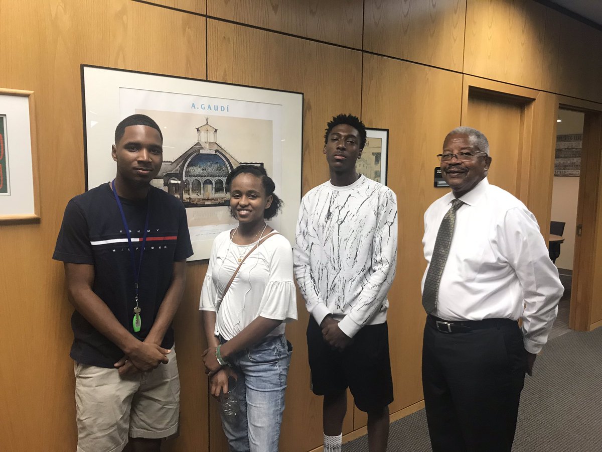FAMU_SOA's tweet photo. On Fridays, Dean Rodner B. Wright hosts small groups of freshman for “Pizza Lunch w/ the Dean". #ExcellenceWithCaring #FAMUArchitecture https://t.co/hEA6YY1dQp