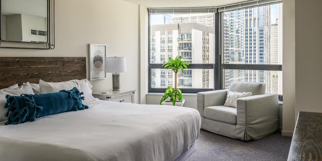 Envitaeofficial's tweet photo. You'll want to stay in bed all day as well. 😴😴 That bed looks so comfortable right now.  #envitae #enjoychicago #vacation https://t.co/BByejBDo7T