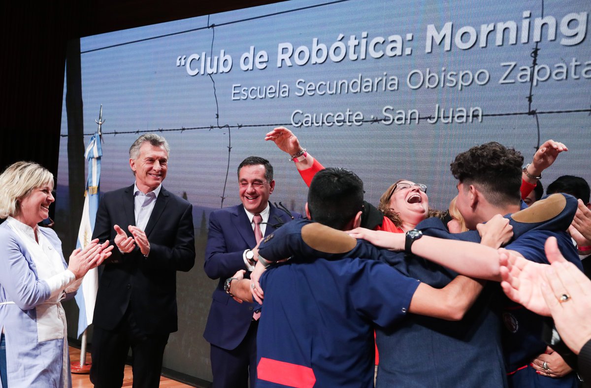 mauriciomacri's tweet photo. En los momentos difíciles más que nunca hay que tener presente que la educación es la que hace crecer al país. Hoy entregamos los premios "Maestros Argentinos 2019". Participaron más de mil equipos de colegios de todo el país. https://t.co/AwOF8bTqGj