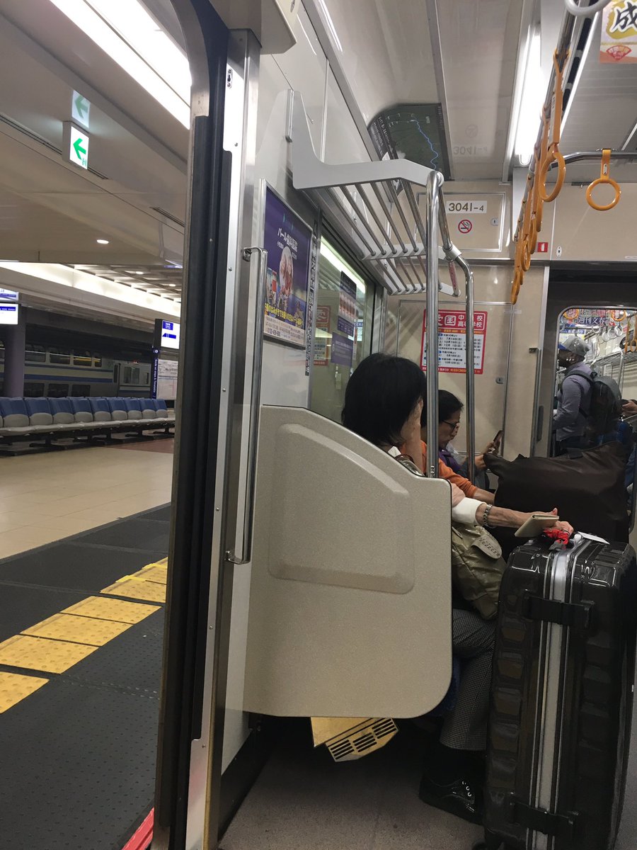 onizzang's tweet photo. 第1ターミナル
JRの朝は結構混雑するかと思い電車乗るのをわざと少しずらしたら大変なことに！7：50分に降りてきて電車を待ち、8：20分に電車が到着、08：45分頃いきなり線路点検かなんかで運行を見合わせておりますとの案内が！結局京成線への乗り換え！

千葉が目的なので、津田沼経由にはなるが！ https://t.co/SM6HGDBCuz