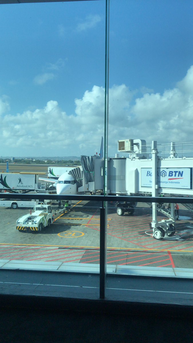 Travel alone tp bukan utk holiday, melainkan tugas negara karena pakai uang negara 😂. Pengen bgt deh gw terbang gini sm anak dan suami 😌 tp waktu liburan hanyalah angan2 sepertinya 😌