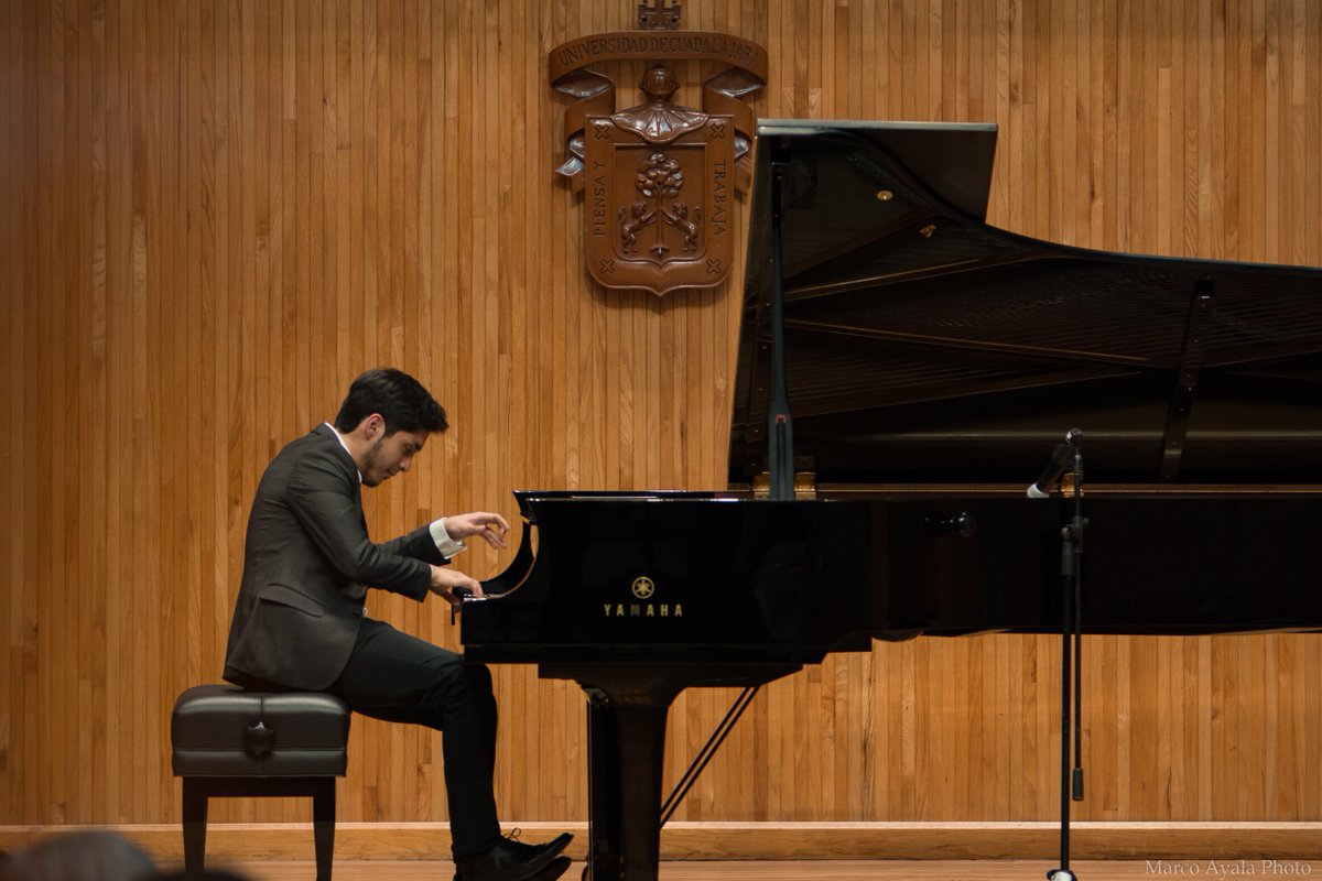 🎹 Rachid Bernal impartirá una de las Clases Magistrales #EnBlancoYNegroCenart, así que si quieres aprender de las habilidades y juventud de este pianista, visítanos #AquíEnElCenart 🧐

🗓 Miércoles 11 de septiembre, 🕙 10 h | 📍 Auditorio Blas Galindo 

👉blancoynegro.cenart.gob.mx/#ClasesMagistr…