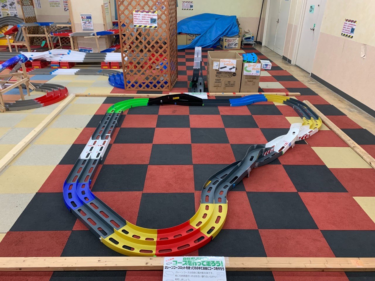 神奈川レジャーランド厚木店 ミニ四駆情報 ミニ四駆 コーナーに新しいコースが設置されました なんと 自分で オリジナルコース が出来ちゃう ミニ四駆持ってるけどコースが難しくて走らせるのが なんて方にオススメ W ゞ 初心者